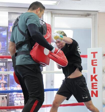　練習に励む那須川天心（撮影・棚橋慶太）