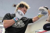 　ミット打ちを行う那須川天心（撮影・棚橋慶太）