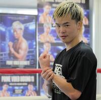 　練習終了後にポーズをとる那須川天心（撮影・棚橋慶太）