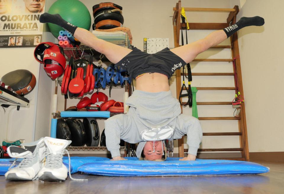 　倒立する那須川天心（撮影・棚橋慶太）