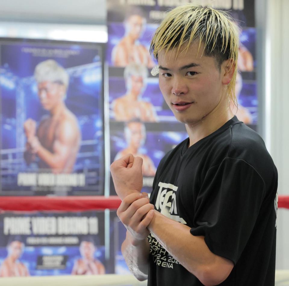 　練習終了後にポーズをとる那須川天心（撮影・棚橋慶太）