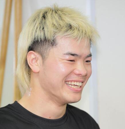 　笑顔で関係者と話す那須川天心（撮影・棚橋慶太）