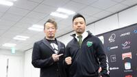　ノアのジャージを着て再入団への決意を新たにするＫＥＮＴＡ（右）と丸藤正道副社長
