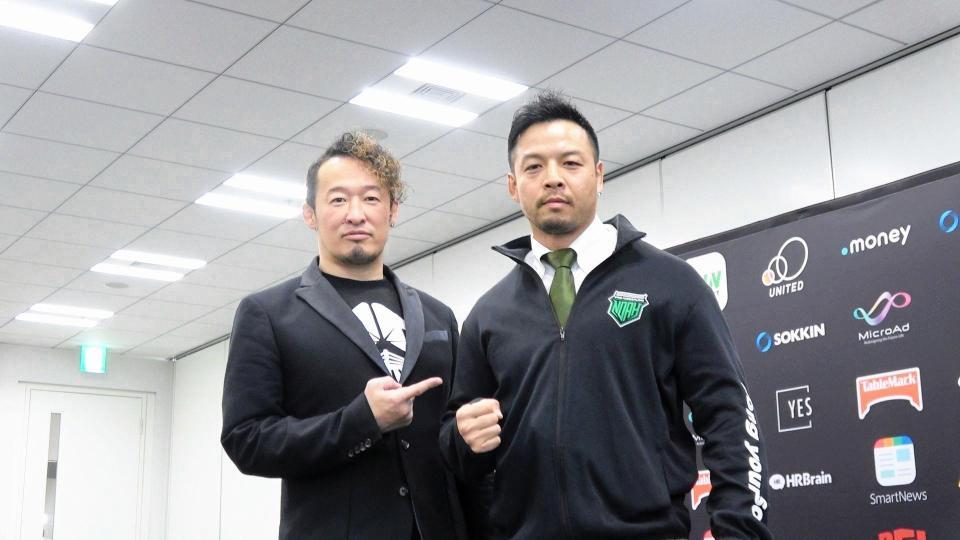 　ノアのジャージを着て再入団への決意を新たにするＫＥＮＴＡ（右）と丸藤正道副社長