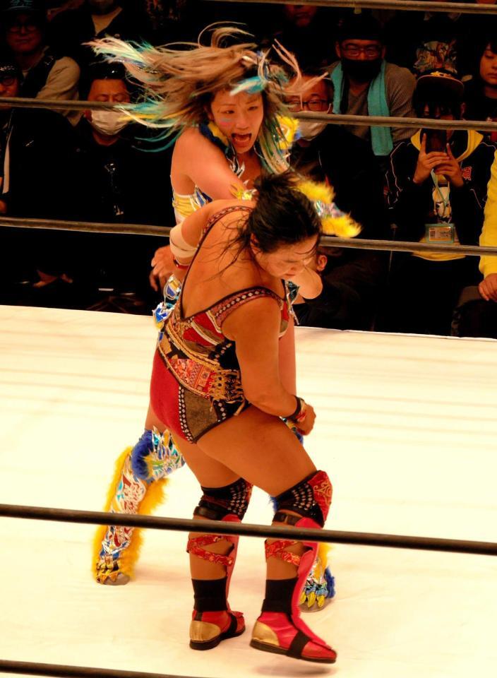 ウナギ・サヤカ、女子プロレス初のワンマッチ興行は超満員！里村明衣子
