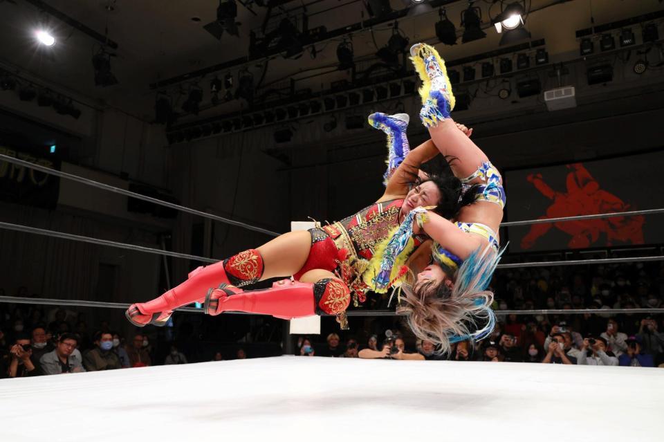 ウナギ・サヤカ、女子プロレス初のワンマッチ興行は超満員！里村明衣子