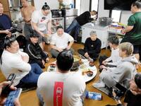 　ちゃんこを囲む（左から）若元春、那須川弘幸会長、若隆景、ＧＵＭＰ、那須川龍心、白鳥大珠