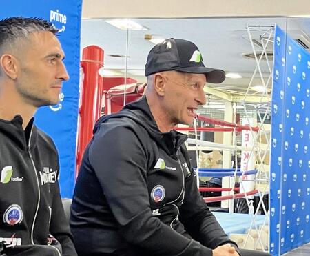 　日本メディアの質問に気色ばむジェーソン・モロニー（左）陣営のアンジェロ・ハイダー・トレーナー