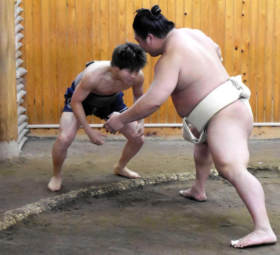 　若隆景（右）にぶつかる那須川龍心