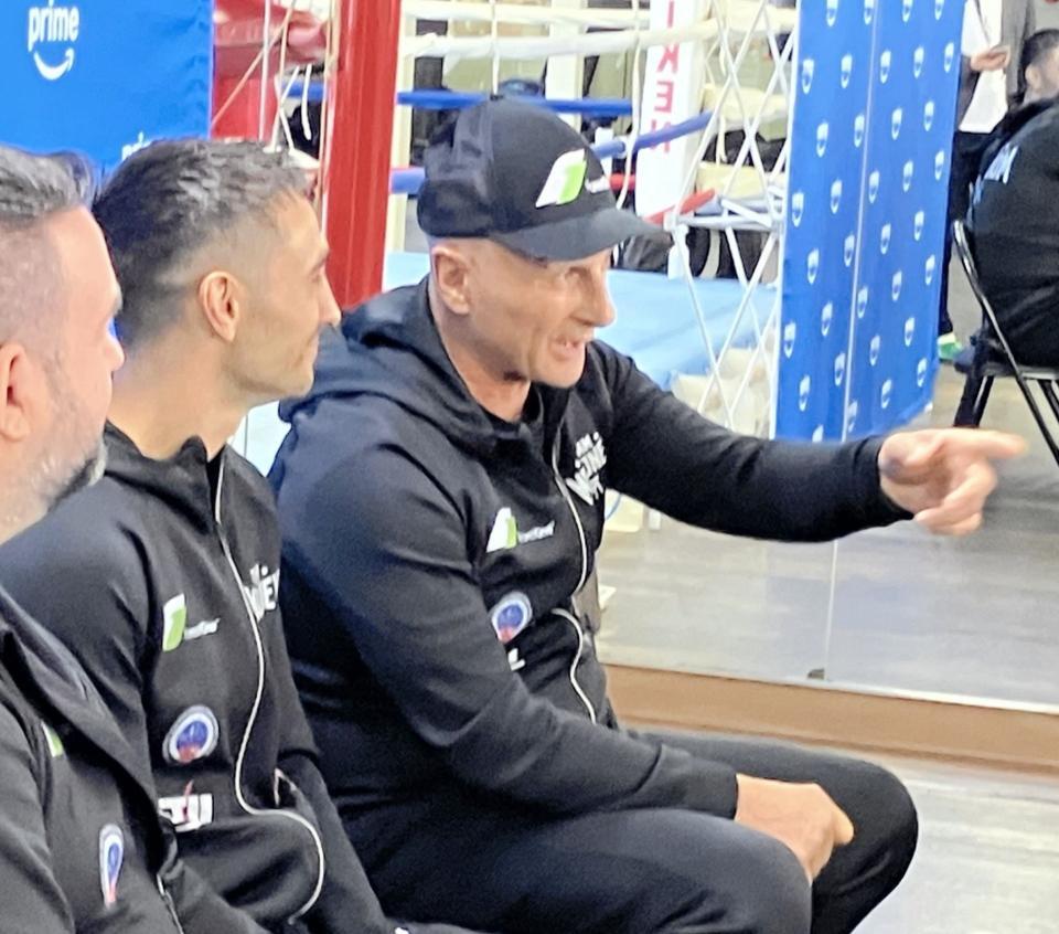 　日本メディアの質問に気色ばむジェーソン・モロニー（左から２人目）陣営のアンジェロ・ハイダー・トレーナー（右）