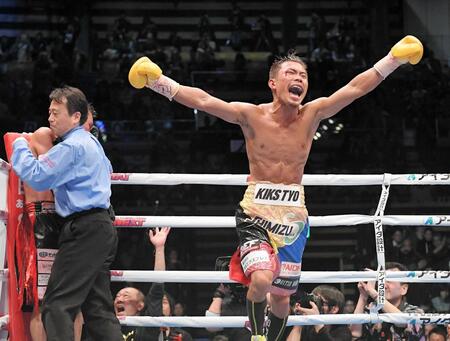 　ＴＫＯでＷＢＯ世界フライ級の防衛を決め雄たけびをあげる木村翔＝２０１７年１２月