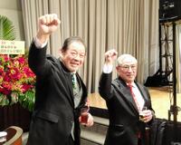 　ＩＧＦ新社長の猪木啓介氏（右）の就任パーティーに出席した藤波辰爾