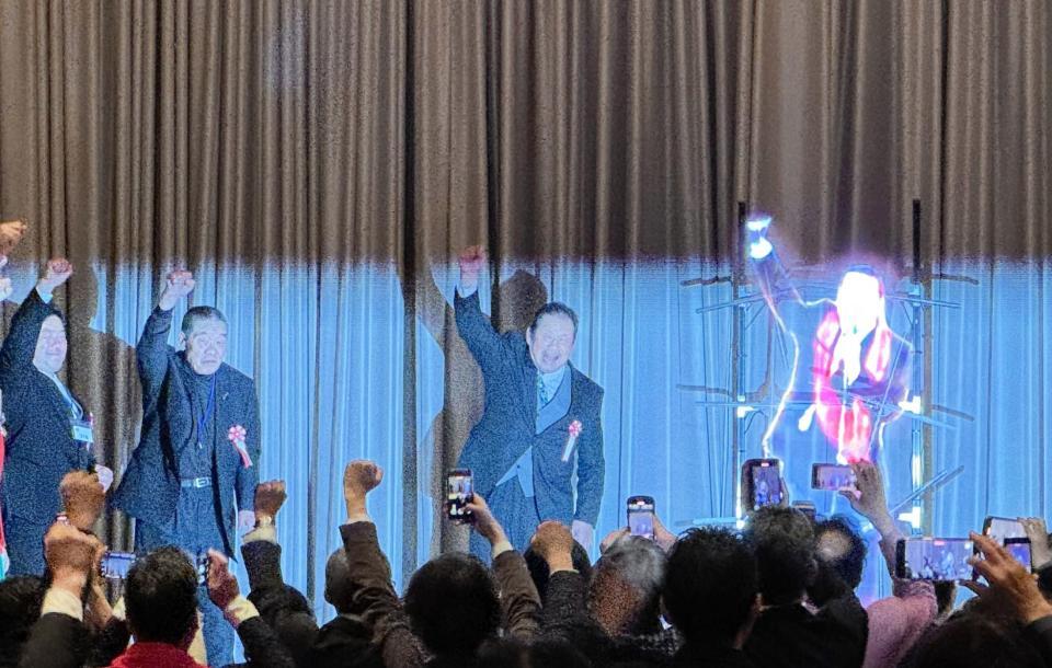 　ホログラム映像で立ち現れた“ＡＩ猪木”と「１、２、３、ダァーーッ！！」を行う（左から）佐々木健介、藤原喜明、藤波辰爾