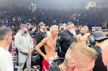 　ネリにＫＯ負けを喫し、呆然とする亀田京之介（提供写真