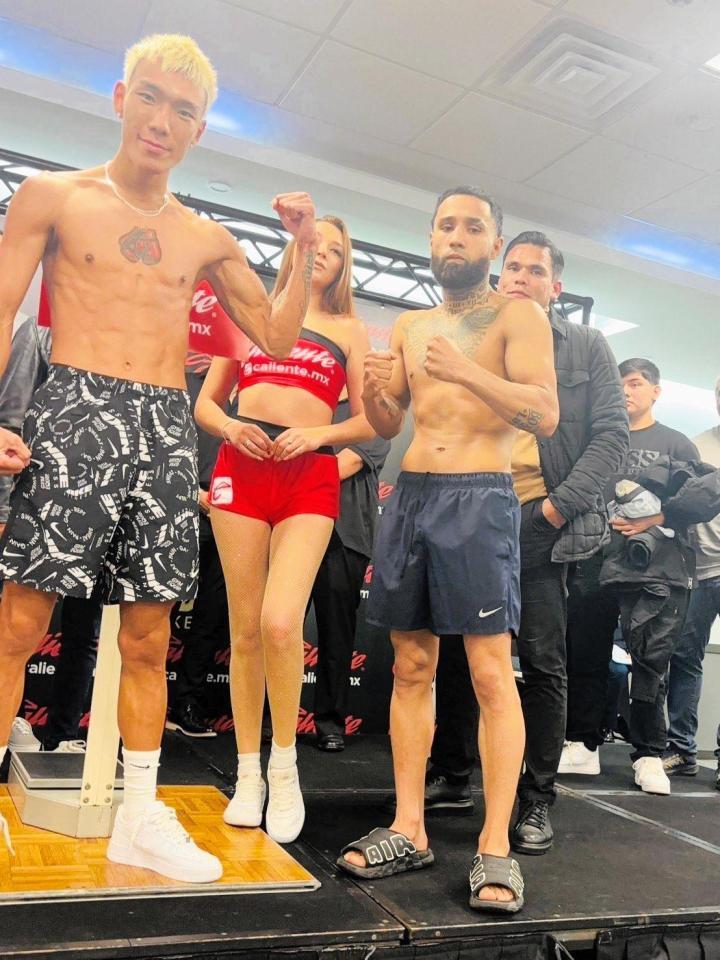 　計量に臨んだ亀田京之介（左）とネリ（ＴＭＫ提供）