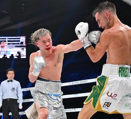 　７回、モロニー（右）を攻める那須川天心