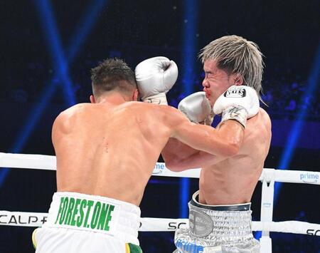 　７回、モロニ-（左）の右フックを浴びる那須川天心（撮影・佐々木彰尚）