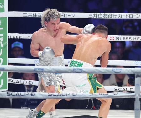 　３回、ジェーソン・モロニー（右）を攻める那須川天心（撮影・金田祐二）