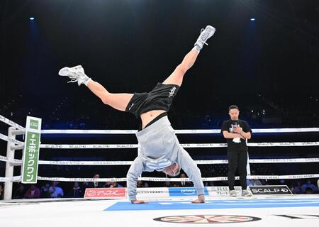 　側転してウオームアップする那須川天心