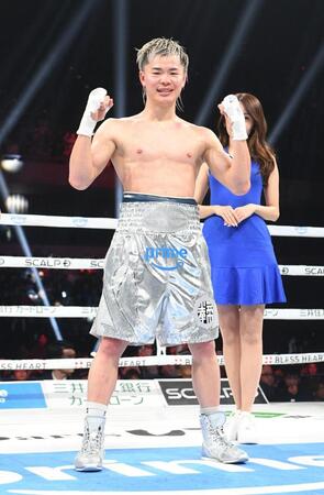 　笑顔でポーズを決める那須川天心（撮影・佐々木彰尚）