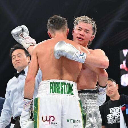 　ジェーソン・モロニー（手前）に判定勝ちし、抱き合う那須川天心