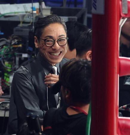 　那須川天心の練習を見て笑顔の香川照之（撮影・金田祐二）