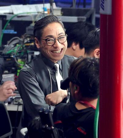 　那須川天心の練習を見て笑顔の香川照之（撮影・金田祐二）