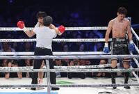 　２回、レフェリーに止められ呆然の赤井英五郎（撮影・金田祐二）