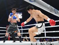 　２回、盛合（左）の右ストレートを食らいよろける赤井英五郎（撮影・佐々木彰尚）