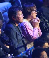 　赤井英五郎のＴＫＯ負けにがっくりの赤井英和（撮影・金田祐二）