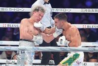 　６回、激しく打ち合う那須川天心とジェーソン・モロニー（撮影・金田祐二）