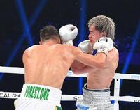 　７回、モロニ-（左）の右フックを浴びる那須川天心（撮影・佐々木彰尚）