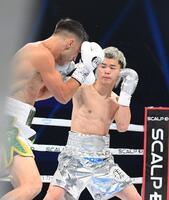 　１回、モロニ-（左）に右ストレートを浴びせる那須川天心（撮影・佐々木彰尚）