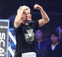 　練習を終えファンにアピールする那須川天心（撮影・金田祐二）