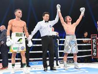 　判定でモロニ-（左）に勝利しバンザイする那須川天心（撮影・佐々木彰尚）