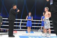 　那須川天心を祝福する武居由樹（左）＝撮影・佐々木彰尚