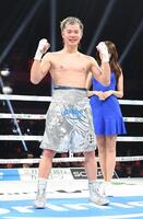 　笑顔でポーズを決める那須川天心（撮影・佐々木彰尚）