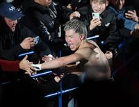 　勝利しファンと喜ぶ那須川天心（撮影・金田祐二）