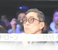 　那須川天心の練習を見守る香川照之（撮影・佐々木彰尚）