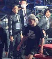 　那須川天心の練習を見守った香川照之（撮影・金田祐二）