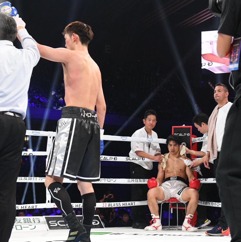 　３回ＴＫＯ負けを喫しガックリの赤井英五郎（右）＝撮影・佐々木彰尚