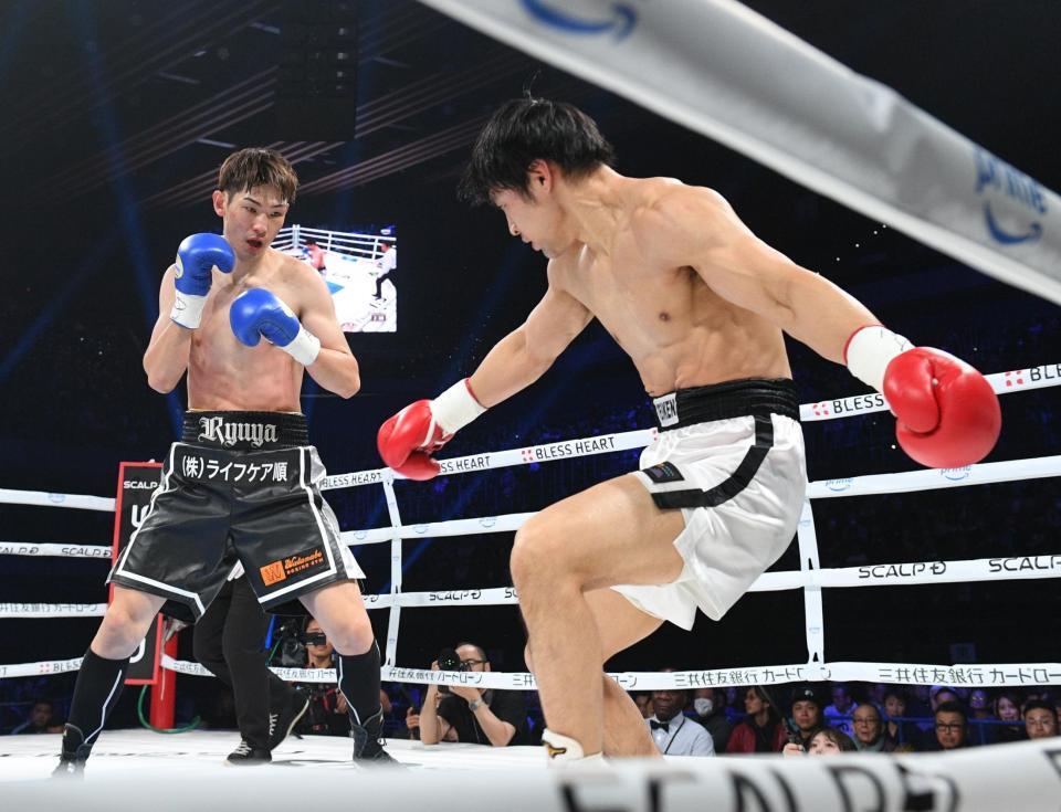 　２回、盛合（左）の右ストレートを食らいよろける赤井英五郎（撮影・佐々木彰尚）