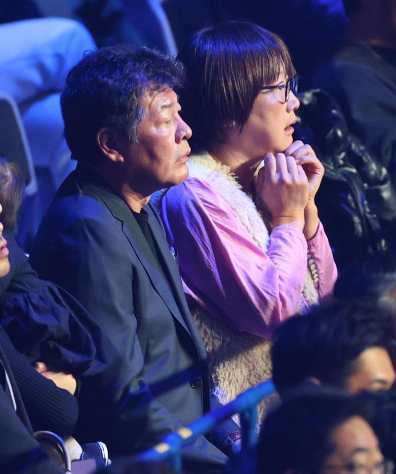 　赤井英五郎のＴＫＯ負けにがっくりの赤井英和（撮影・金田祐二）