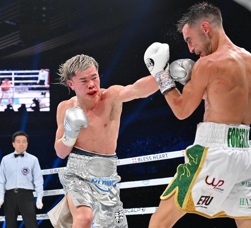 　７回、モロニー（右）を攻める那須川天心