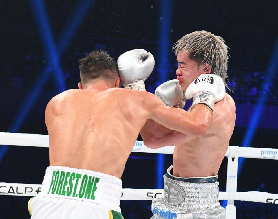 　７回、モロニ-（左）の右フックを浴びる那須川天心（撮影・佐々木彰尚）