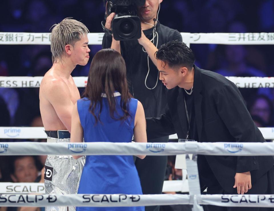 　将来の対戦を誓う那須川天心と武居由樹（撮影・金田祐二）