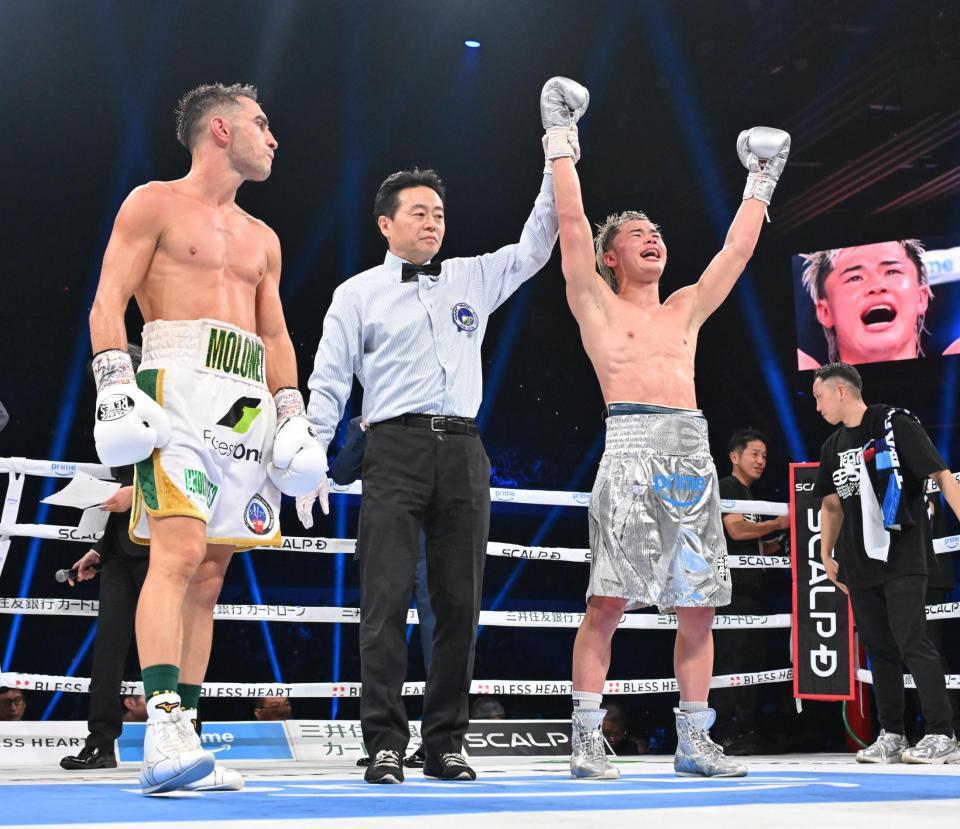 　ジェーソン・モロニー（左）に判定勝ちし喜ぶ那須川天心（右から２人目）