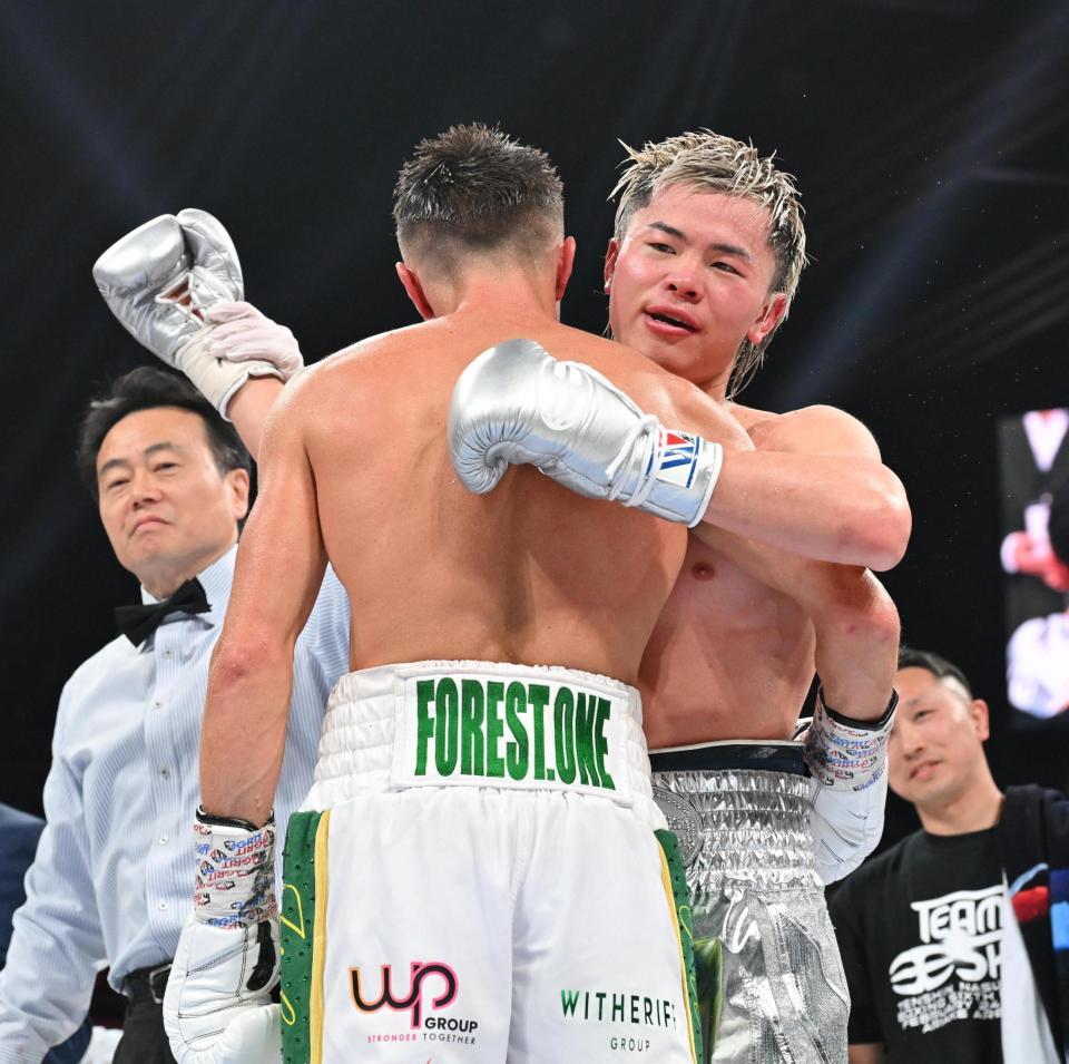 　ジェーソン・モロニー（手前）に判定勝ちし、抱き合う那須川天心