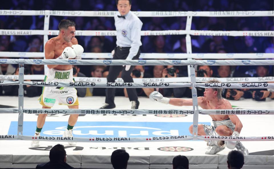 　６回、ダウンを踏ん張る那須川天心（撮影・金田祐二）