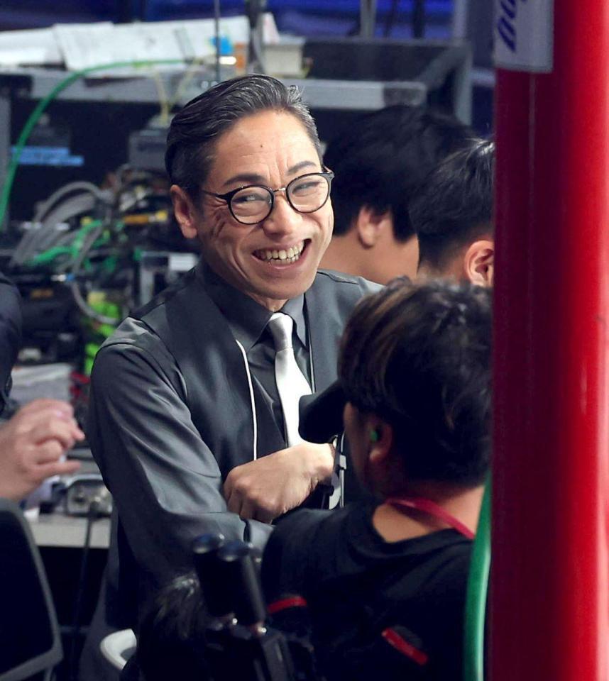 　那須川天心の練習を見て笑顔の香川照之（撮影・金田祐二）